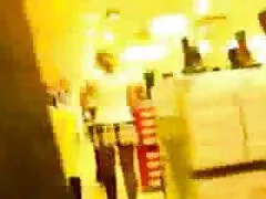 Giovane brunetta con freddo tearing point con un phallus grande video amatoriali lesbiche