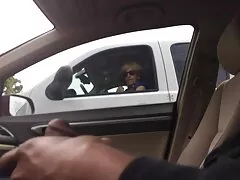 L'uomo dai capelli scuri è rilassato con due persone film amatoriali italiani e una bella ragazza