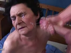 La ragazza arrogante fu tettone amatoriali video costretta ad allargare le gambe
