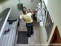 Le larve del magro si danno a un uomo con un tubo lungo video amatoriali piccanti e duro